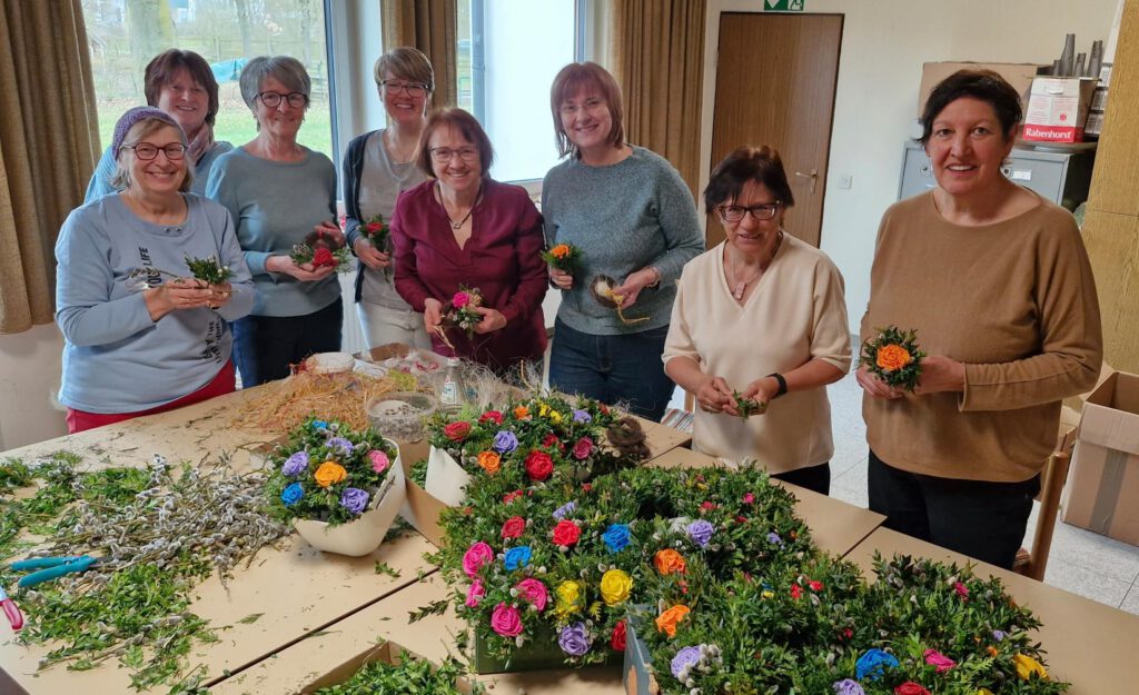 Frauen des Schierlinger Frauenkreises bastelten Palmbüscherl